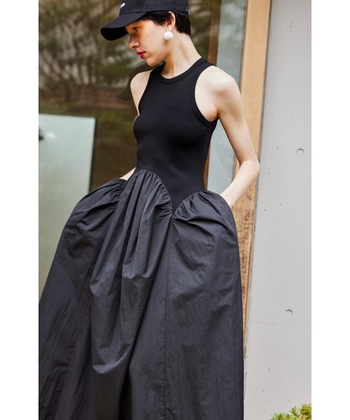 OMMO(オーエムエムオー)の「ARCH FLOW GATHER OP(ワンピース・レディース・ブラック/カーキ/オフホワイト・SMALL/MEDIUM)」の5枚目の写真