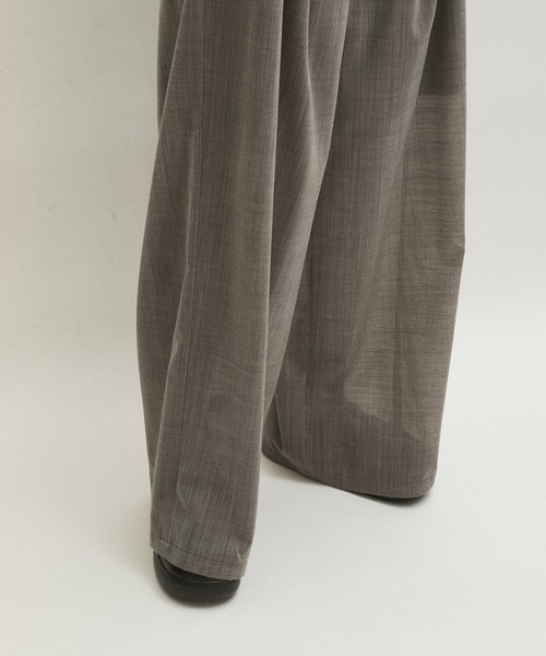 ADAM ET ROPE'（アダムエロペ）の「【接触冷感】タックパンツ（スラックス・レディース・ブラック/ベージュ・38/36）」の4枚目の写真