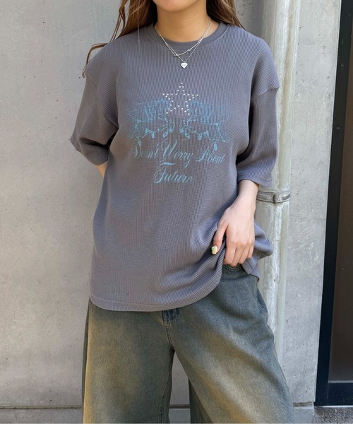 sedacle(セダクル)の「ワッフルスタッズプリントTシャツ(Tシャツ/カットソー・レディース・アイボリー/グレー/レッド・SMALL/MEDIUM/LARGE)」の3枚目の写真
