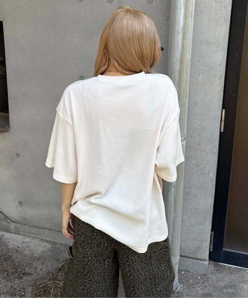 sedacle(セダクル)の「ワッフルスタッズプリントTシャツ(Tシャツ/カットソー・レディース・アイボリー/グレー/レッド・SMALL/MEDIUM/LARGE)」の17枚目の写真