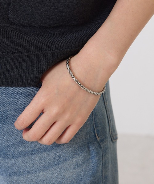 PAPILLONNER(パピヨネ)の「ステンレスツイストバングル(バングル/リストバンド・レディース・シルバー/ゴールド・FREE)」の3枚目の写真