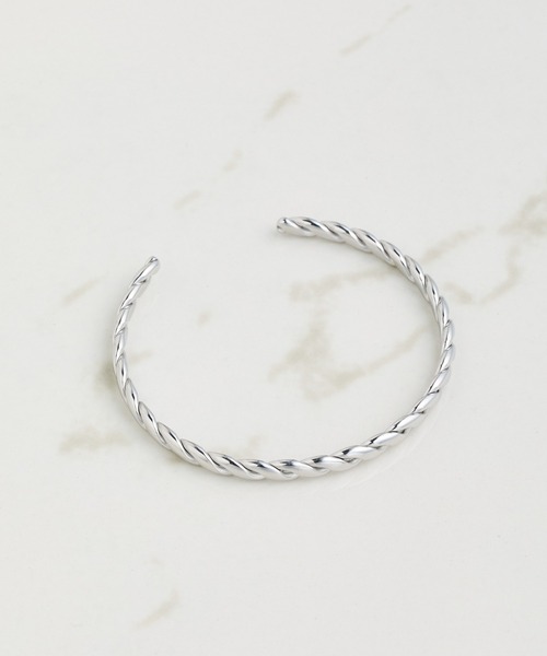 PAPILLONNER(パピヨネ)の「ステンレスツイストバングル(バングル/リストバンド・レディース・シルバー/ゴールド・FREE)」の5枚目の写真