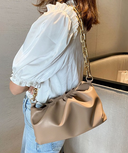 Jewelobe(ジュエローブ)の「トップギャザーチェーンショルダーバッグ(ショルダーバッグ・レディース・モカ/オレンジ/イエロー/パープル/サックスブルー/ブラック/ホワイト/レッド/グリーン・FREE)」の3枚目の写真
