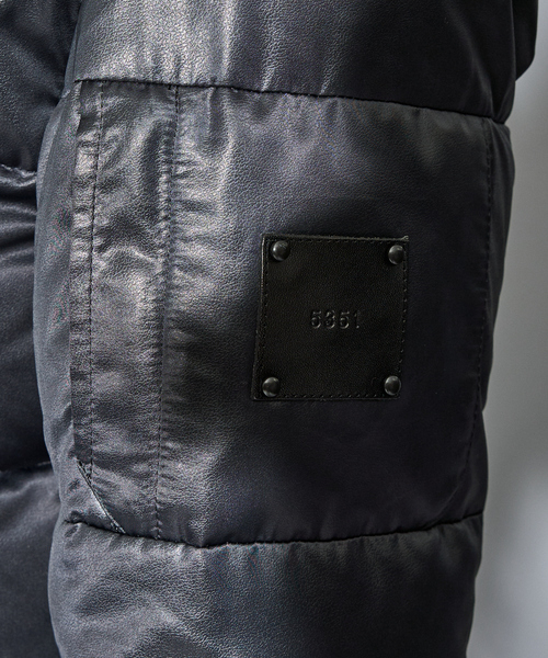 5351 POUR LES HOMMES（ゴーサンゴーイチプールオム）の「【25A/W】レザーエンボス ダウンジャケット（ダウンジャケット/コート・メンズ・グレイッシュブルー/ブラック・50/48/46/44）」の21枚目の写真