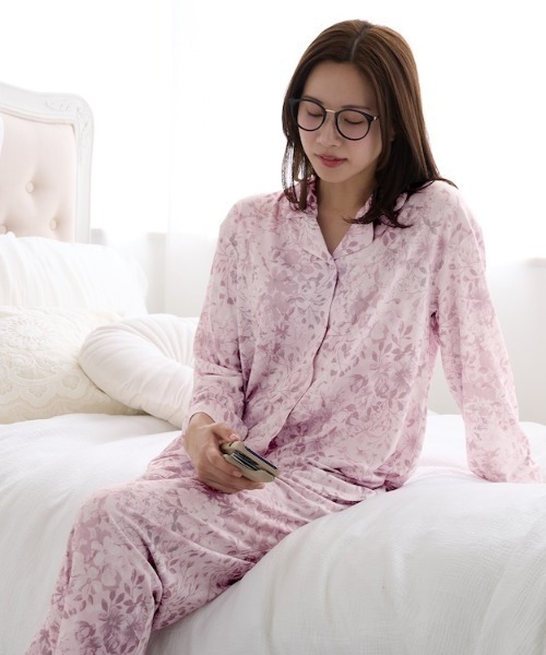 AMOSTYLE BY Triumph(アモスタイルバイトリンプ)の「前開きジャージーパジャマ AMSTNW05 Top + BTM76-N JX(ルームウェア/パジャマ・レディース・グリーン/ピンク・M/L/LL)」の1枚目の写真