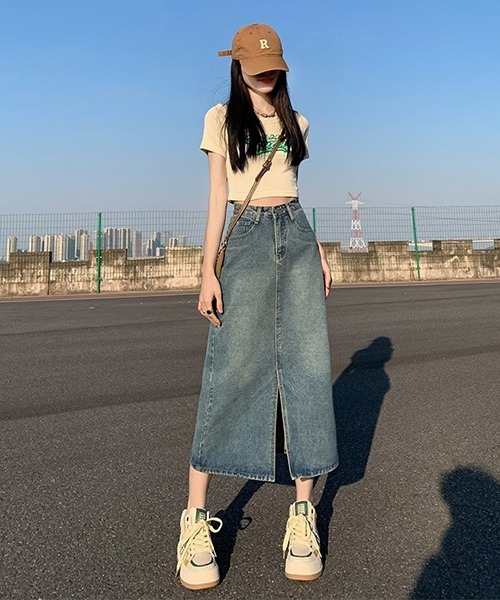 almo(アルモ)の「スリットロング丈デニムスカート(LEY)(デニムスカート・レディース・ブルー・MEDIUM/LARGE/X-LARGE)」の4枚目の写真