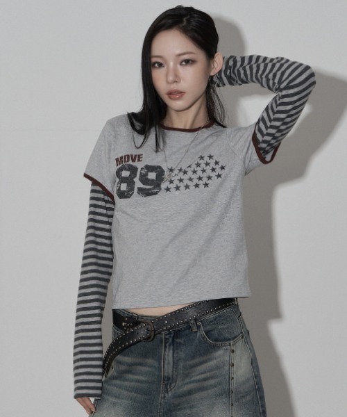.KOM（ドットコム）の「A'GEM/9 × .kom 『MIDNIGHT MOVE/ミッドナイトムーブ』star 89 long sleeve/スター ナンバリングデザイン フェイクレイヤード ボーダー長袖Tシャツ（Tシャツ/カットソー・レディース・ブラック/グレー/ブラウン・FREE）」の3枚目の写真