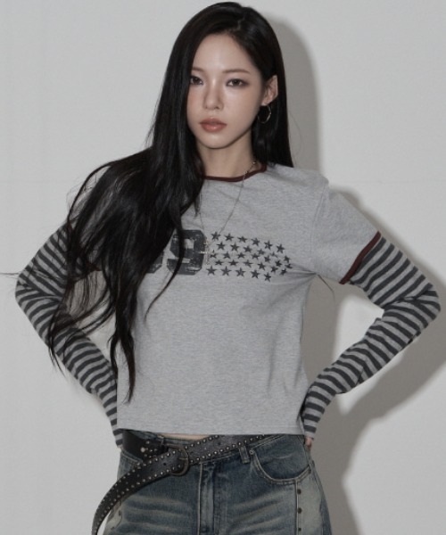 .KOM（ドットコム）の「A'GEM/9 × .kom 『MIDNIGHT MOVE/ミッドナイトムーブ』star 89 long sleeve/スター ナンバリングデザイン フェイクレイヤード ボーダー長袖Tシャツ（Tシャツ/カットソー・レディース・ブラック/グレー/ブラウン・FREE）」の7枚目の写真