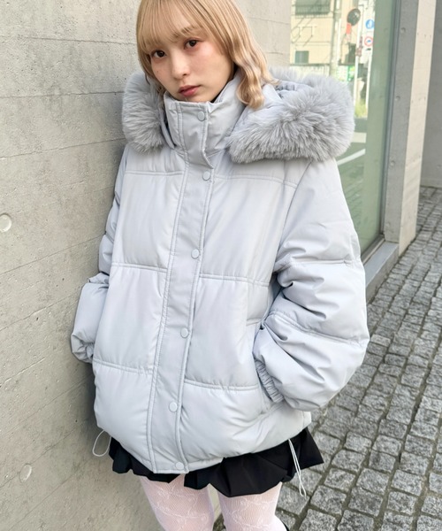 Loueme（ルエム）の「ボリュームフェイクファーフードパデッドジャケット（ダウンジャケット/コート・レディース・ブラック/アイボリー/グレー・FREE）」の3枚目の写真