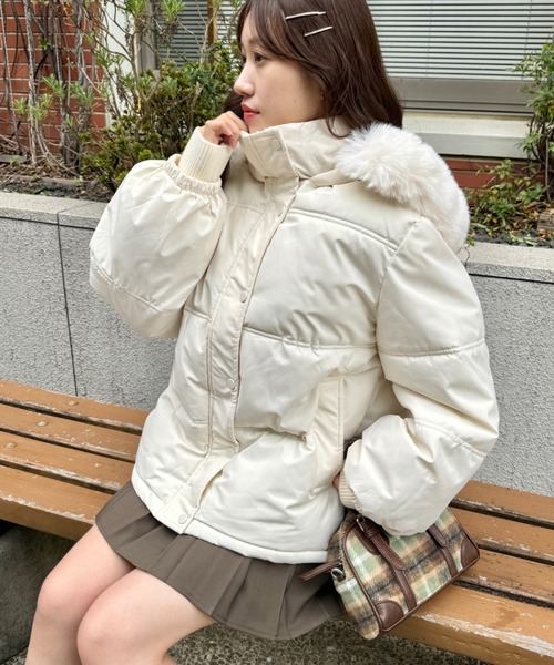 Loueme（ルエム）の「ボリュームフェイクファーフードパデッドジャケット（ダウンジャケット/コート・レディース・ブラック/アイボリー/グレー・FREE）」の9枚目の写真