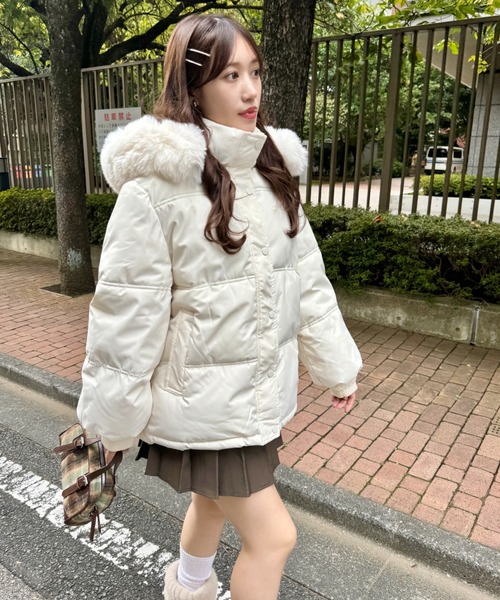 Loueme（ルエム）の「ボリュームフェイクファーフードパデッドジャケット（ダウンジャケット/コート・レディース・ブラック/アイボリー/グレー・FREE）」の6枚目の写真
