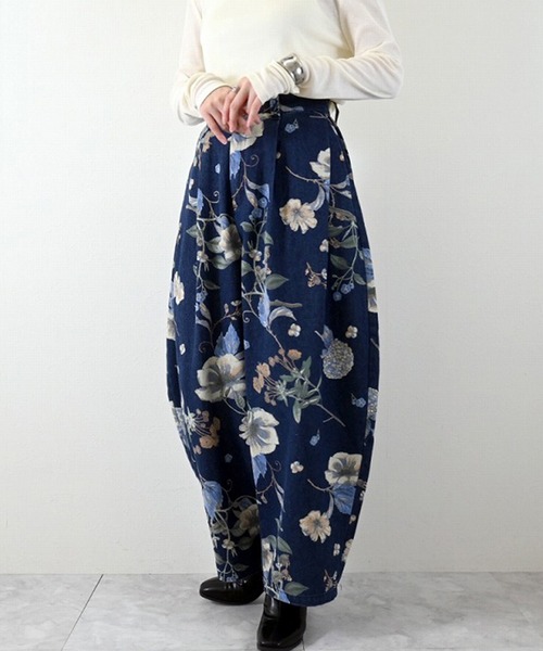 STYLEBLOCK（スタイルブロック）の「花柄デニムサイドタックカーブパンツ（デニムパンツ・レディース・ネイビー/ブルー・M/S）」の2枚目の写真