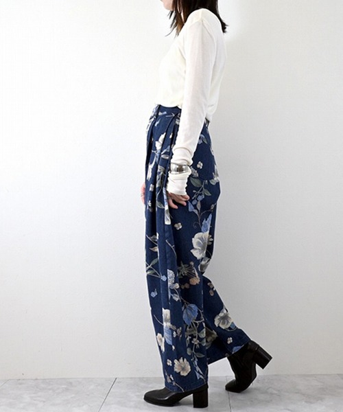 STYLEBLOCK（スタイルブロック）の「花柄デニムサイドタックカーブパンツ（デニムパンツ・レディース・ネイビー/ブルー・M/S）」の5枚目の写真