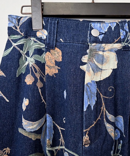 STYLEBLOCK（スタイルブロック）の「花柄デニムサイドタックカーブパンツ（デニムパンツ・レディース・ネイビー/ブルー・M/S）」の7枚目の写真