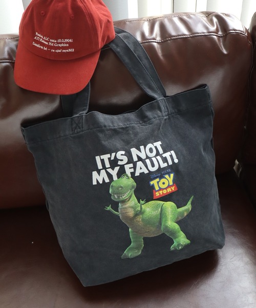 Disney（ディズニー）の「ヴィンテージライク アソートデザイン ピグメント加工 トートバッグ (ディズニー・サンリオ・ワーナー)（トートバッグ・メンズ・ブラック系その他/ブラック系その他2/ブラック系その他3/ブラック系その他4/ブラック系その他5/ブラック系/ブラック系1/ブラック系8/ブラック系9/ブラック系4/ブラック系2/ブラック系7/ブラック系6/ブラック系5/ブラック系3・FREE）」の2枚目の写真