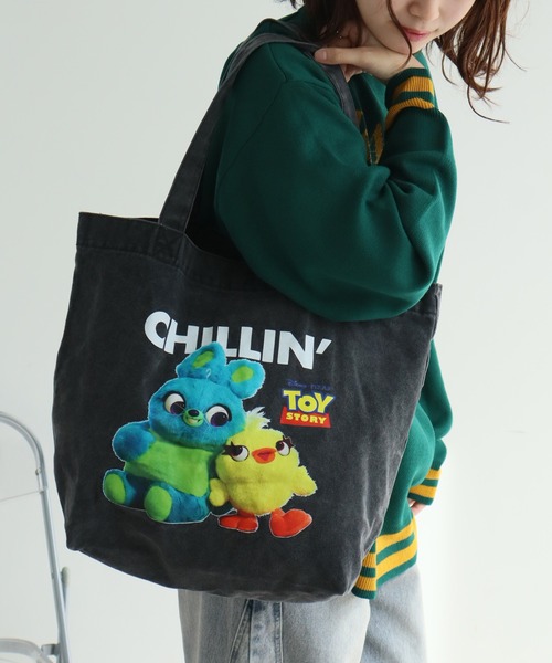 Disney（ディズニー）の「ヴィンテージライク アソートデザイン ピグメント加工 トートバッグ (ディズニー・サンリオ・ワーナー)（トートバッグ・メンズ・ブラック系その他/ブラック系その他2/ブラック系その他3/ブラック系その他4/ブラック系その他5/ブラック系/ブラック系1/ブラック系8/ブラック系9/ブラック系4/ブラック系2/ブラック系7/ブラック系6/ブラック系5/ブラック系3・FREE）」の3枚目の写真