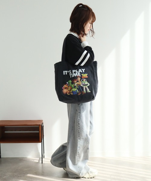 Disney（ディズニー）の「ヴィンテージライク アソートデザイン ピグメント加工 トートバッグ (ディズニー・サンリオ・ワーナー)（トートバッグ・メンズ・ブラック系その他/ブラック系その他2/ブラック系その他3/ブラック系その他4/ブラック系その他5/ブラック系/ブラック系1/ブラック系8/ブラック系9/ブラック系4/ブラック系2/ブラック系7/ブラック系6/ブラック系5/ブラック系3・FREE）」の20枚目の写真