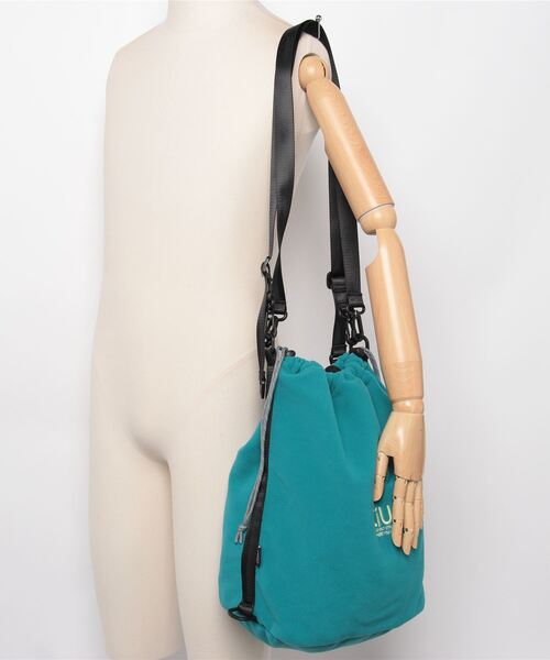 KiU（キウ）の「キウ KiU FLEECE DRAWSTRING BAG LARGE（ショルダーバッグ・メンズ・その他・ONE SIZE）」の6枚目の写真
