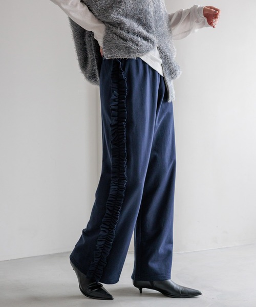 LOWRYS FARM（ローリーズファーム）の「サイドフリルカットパンツ　607239（スウェットパンツ・レディース・ネイビー/ブラウン/ブラック/グレー・SMALL/MEDIUM）」の4枚目の写真