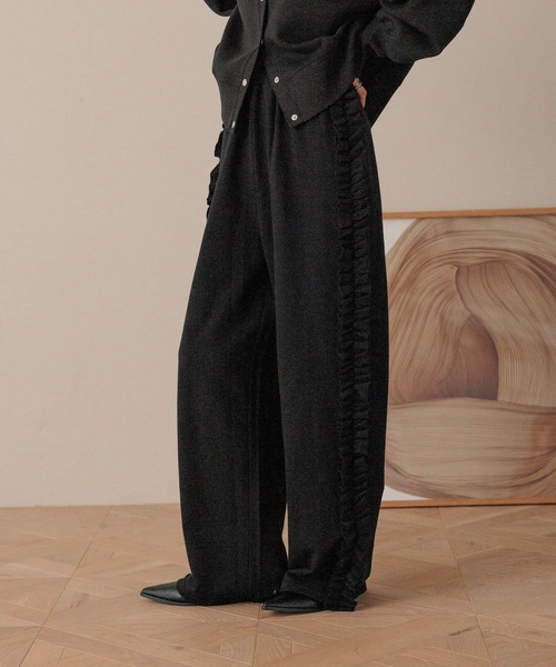 LOWRYS FARM（ローリーズファーム）の「サイドフリルカットパンツ　607239（スウェットパンツ・レディース・ネイビー/ブラウン/ブラック/グレー・SMALL/MEDIUM）」の2枚目の写真