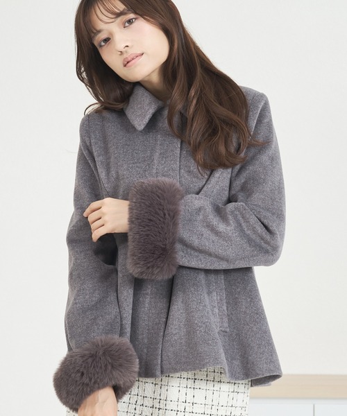 MISCH MASCH（ミッシュマッシュ）の「一部店舗限定  2way袖ファーペプラムコート（チェスターコート・レディース・ブルー/グレー/アイボリー・ﾌﾘ-）」の2枚目の写真