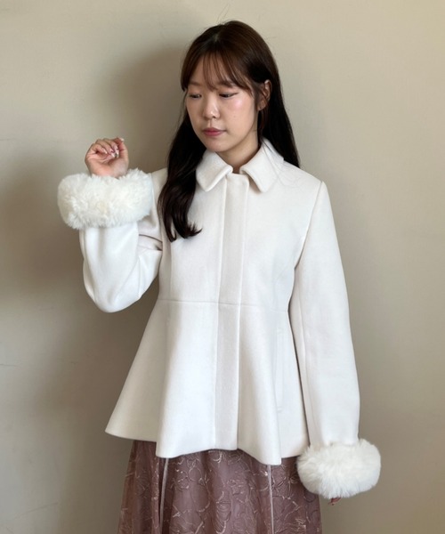 MISCH MASCH（ミッシュマッシュ）の「一部店舗限定  2way袖ファーペプラムコート（チェスターコート・レディース・ブルー/グレー/アイボリー・ﾌﾘ-）」の7枚目の写真