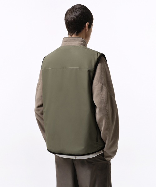MUSINSA STANDARD（ムシンサスタンダード）の「[シティレジャー] スティッチVネックパディッドベスト [ライトカーキ]（ダウンベスト・メンズ・その他・SMALL/MEDIUM/LARGE/X-LARGE/XX-LARGE）」の3枚目の写真