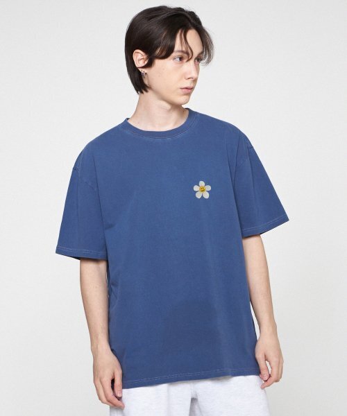 GRAVER（グレーバー）の「[ユニセックス]フラワースマイルロゴ刺繍ピグメント半袖Tシャツ_ブルーシャドウ（Tシャツ/カットソー・レディース・ブルー・SMALL/MEDIUM/LARGE/X-LARGE）」の2枚目の写真