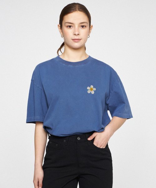 GRAVER（グレーバー）の「[ユニセックス]フラワースマイルロゴ刺繍ピグメント半袖Tシャツ_ブルーシャドウ（Tシャツ/カットソー・レディース・ブルー・SMALL/MEDIUM/LARGE/X-LARGE）」の3枚目の写真