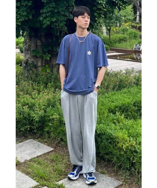 GRAVER（グレーバー）の「[ユニセックス]フラワースマイルロゴ刺繍ピグメント半袖Tシャツ_ブルーシャドウ（Tシャツ/カットソー・レディース・ブルー・SMALL/MEDIUM/LARGE/X-LARGE）」の6枚目の写真