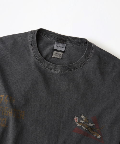 OUTSTANDING(アウトスタンディング)の「MIL SERIES LONG SLEEVE(74TH FIGHTER SQ)_PIGMENT CHARCOAL(Tシャツ/カットソー・レディース・その他・MEDIUM/LARGE/SMALL)」の12枚目の写真