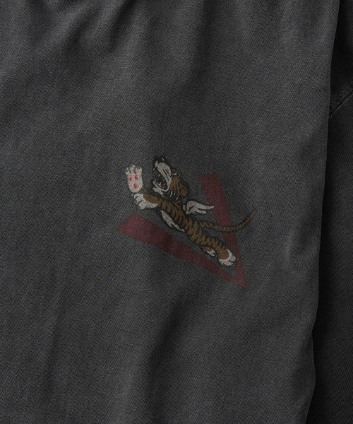 OUTSTANDING(アウトスタンディング)の「MIL SERIES LONG SLEEVE(74TH FIGHTER SQ)_PIGMENT CHARCOAL(Tシャツ/カットソー・レディース・その他・MEDIUM/LARGE/SMALL)」の5枚目の写真