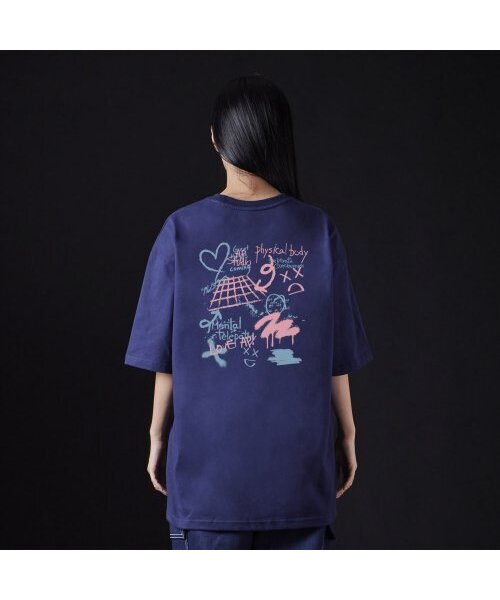 ASTRAL PROJECTION（アストラルプロジェクション）の「[オーバーサイズ]グラフィティ 13番手コットンラウンドネック半袖Tシャツ_ネイビー（Tシャツ/カットソー・メンズ・その他・LARGE/MEDIUM/X-LARGE/XX-LARGE）」の3枚目の写真