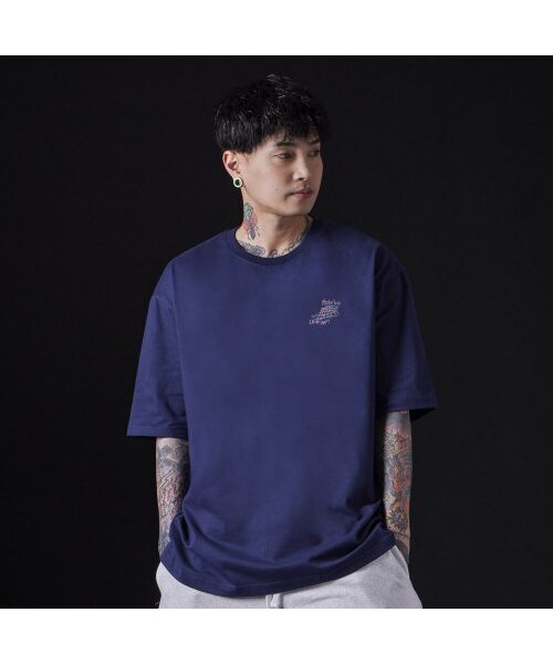 ASTRAL PROJECTION（アストラルプロジェクション）の「[オーバーサイズ]グラフィティ 13番手コットンラウンドネック半袖Tシャツ_ネイビー（Tシャツ/カットソー・メンズ・その他・LARGE/MEDIUM/X-LARGE/XX-LARGE）」の4枚目の写真