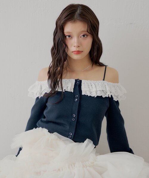 Chico(チコ)の「レースティアードオフショルカーディガン(カーディガン/ボレロ・レディース・ネイビー/ピンクベージュ/アイボリー/ホワイト系その他2・FREE)」の1枚目の写真