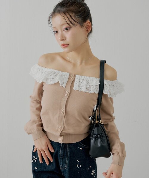 Chico(チコ)の「レースティアードオフショルカーディガン(カーディガン/ボレロ・レディース・ネイビー/ピンクベージュ/アイボリー/ホワイト系その他2・FREE)」の4枚目の写真