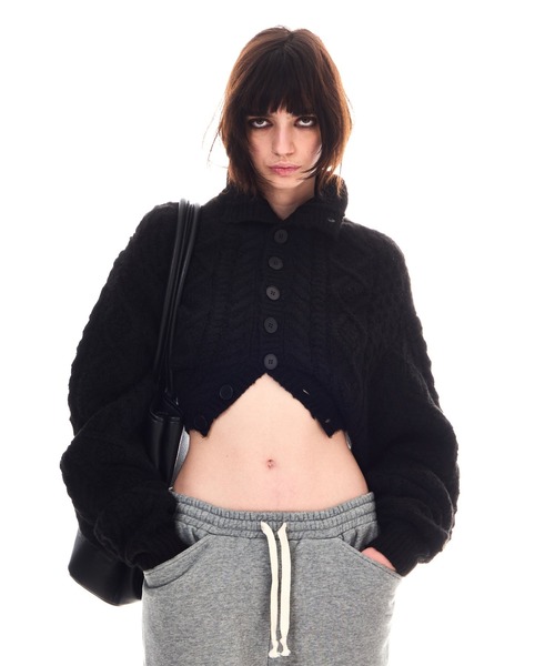 BEEDEN(ビーデン)の「LOOSE CABLE BOLERO TOPS(カーディガン/ボレロ・レディース・グレー/ブラック・FREE)」の2枚目の写真