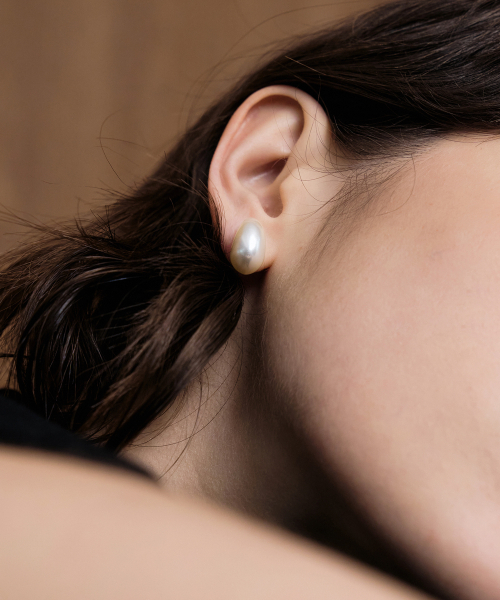 Tou（ティーオーユー）の「NP019 Pearl Volume Earrings（ピアス（両耳用）・レディース・ホワイト・FREE）」の2枚目の写真