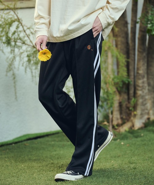 UN-FILLED(アンフィルド)の「mp14524- GARBERA EMB TRACK PANTS トラックパンツ(SDUF-2608)(その他パンツ・メンズ・グレー系その他/ベージュ系その他/ブラック×ホワイト・XL/L/M)」の1枚目の写真