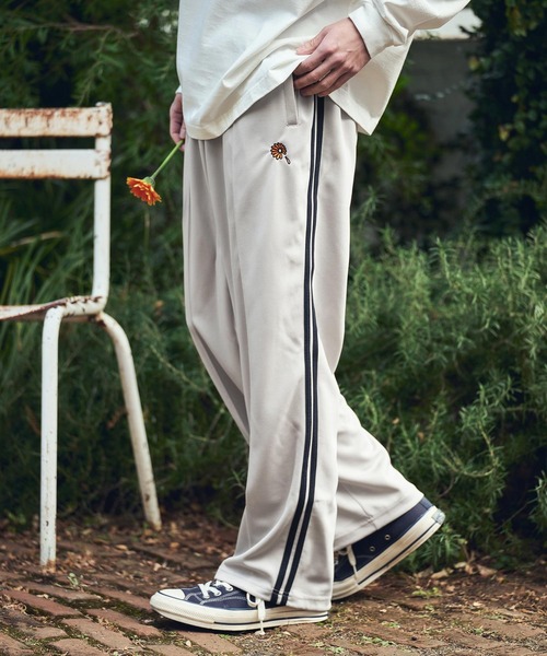 UN-FILLED(アンフィルド)の「mp14524- GARBERA EMB TRACK PANTS トラックパンツ(SDUF-2608)(その他パンツ・メンズ・グレー系その他/ベージュ系その他/ブラック×ホワイト・XL/L/M)」の2枚目の写真