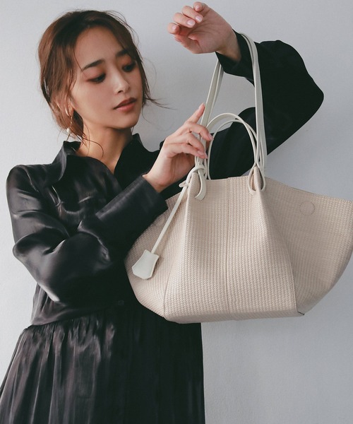 AJUGA.(アジュガ)の「バスケットライクボートトートバッグ(S)(トートバッグ・レディース・ベージュ/ホワイト・ONE SIZE)」の3枚目の写真
