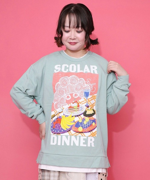 ScoLar(スカラー)の「ScoLar(スカラー) スカラーちゃんの夕食柄レイヤード風配色プルオーバー(スウェット・レディース・アイボリー/ブラック/グリーン・MEDIUM)」の3枚目の写真