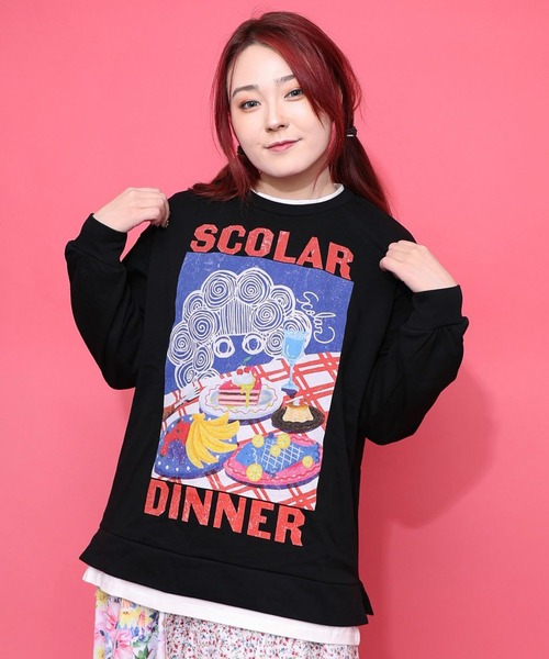 ScoLar(スカラー)の「ScoLar(スカラー) スカラーちゃんの夕食柄レイヤード風配色プルオーバー(スウェット・レディース・アイボリー/ブラック/グリーン・MEDIUM)」の2枚目の写真