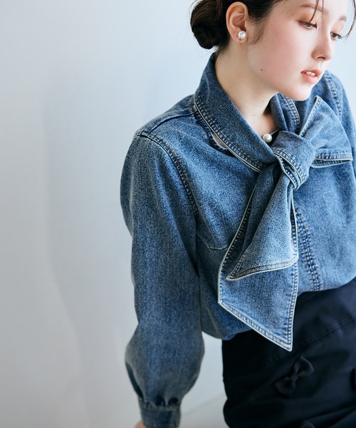 Audie a Muses(オーディアミューズ)の「ライトデニムカラーステッチブラウス(シャツ/ブラウス・レディース・ネイビー・42/38)」の1枚目の写真