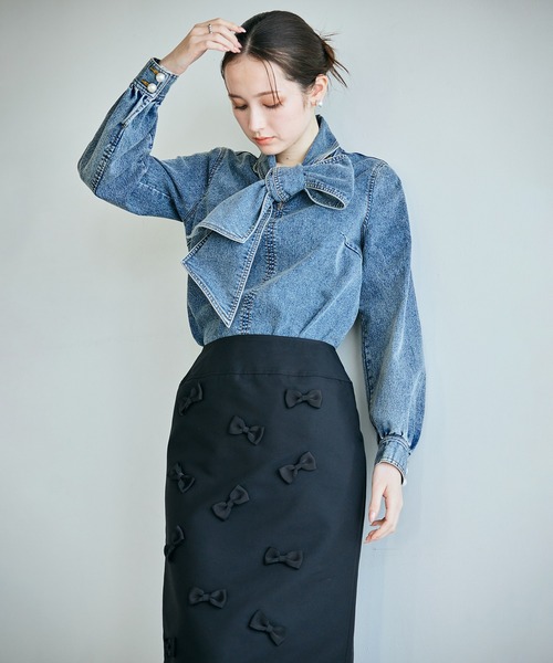 Audie a Muses(オーディアミューズ)の「ライトデニムカラーステッチブラウス(シャツ/ブラウス・レディース・ネイビー・42/38)」の2枚目の写真