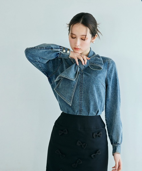 Audie a Muses(オーディアミューズ)の「ライトデニムカラーステッチブラウス(シャツ/ブラウス・レディース・ネイビー・42/38)」の10枚目の写真