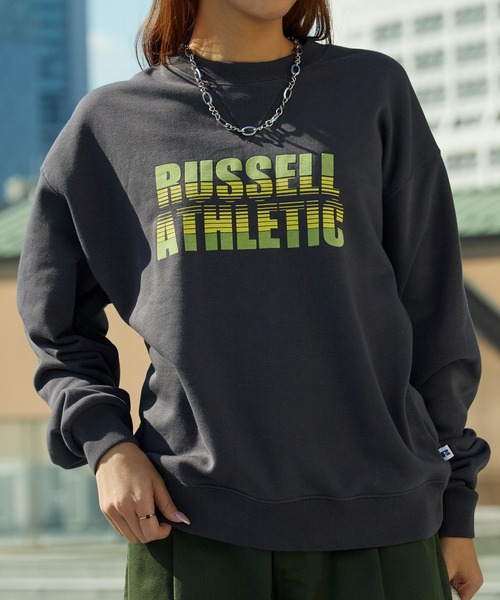 Russell Athletic(ラッセルアスレティック)の「Russell Athletic/ラッセルアスレティック Nu Blend Sweat Gradient Logo CN ボックスシルエット グラフィックデザイン スウェット 2026年春夏春服 夏服(スウェット・メンズ・ホワイト/アッシュグレー/ネイビー/チャコール・M/L/XL)」の3枚目の写真