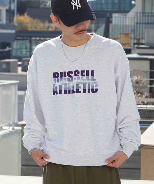 Russell Athletic(ラッセルアスレティック)の「Russell Athletic/ラッセルアスレティック Nu Blend Sweat Gradient Logo CN ボックスシルエット グラフィックデザイン スウェット 2026年春夏春服 夏服(スウェット・メンズ・ホワイト/アッシュグレー/ネイビー/チャコール・M/L/XL)」の2枚目の写真