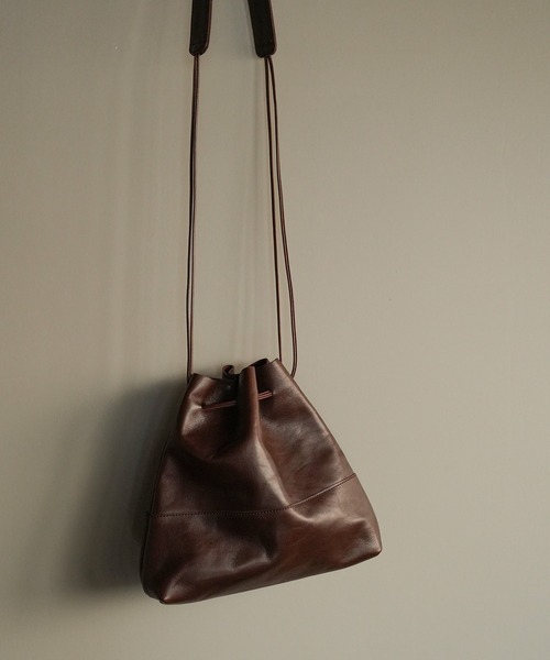 STANDARD SUPPLY(スタンダードサプライ)の「アーツアンドクラフツ / HORSE LEATHER ホースレザー / DRAW STRINGS WIDE SHOULDER ドローストリングスワイドショルダー(ショルダーバッグ・レディース・ブラック/タン/チョコ・FREE)」の4枚目の写真
