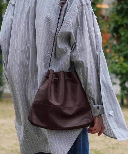 STANDARD SUPPLY(スタンダードサプライ)の「アーツアンドクラフツ / HORSE LEATHER ホースレザー / DRAW STRINGS WIDE SHOULDER ドローストリングスワイドショルダー(ショルダーバッグ・レディース・ブラック/タン/チョコ・FREE)」の5枚目の写真